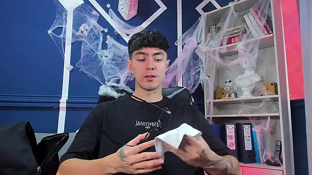 etham wolf  online show from October 21, 2025, 4:28 pm