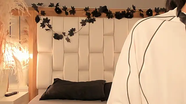 Daphne And Roger online show from December 15, 2025, 11:16 am