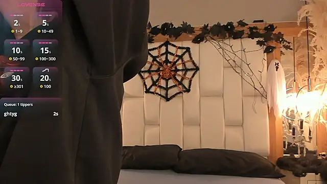 Daphne And Roger online show from October 22, 2025, 11:31 am