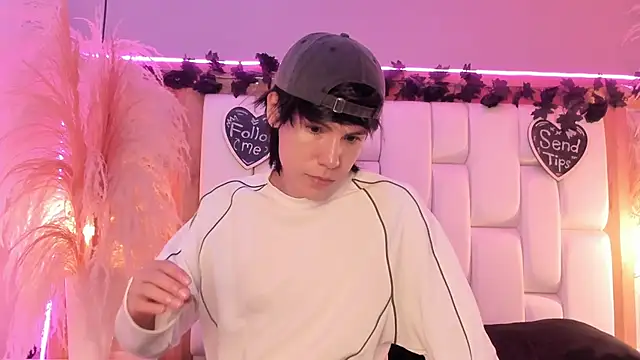 Daphne And Roger online show from March 30, 2026, 11:01 am