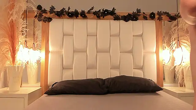 Daphne And Roger online show from November 1, 2025, 1:05 pm