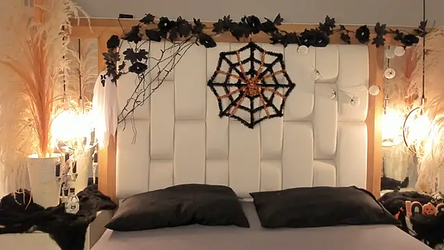 Daphne And Roger online show from October 29, 2025, 11:31 am