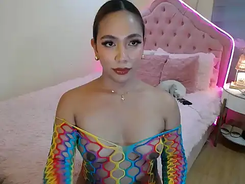 ur seductivelaura online show from May 12, 2026, 4:42 am
