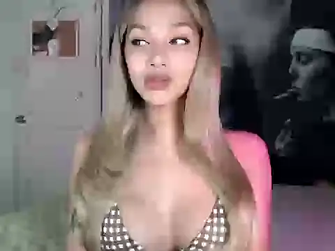 Snapshot of itsmekarinaaa chatting on April 1, 2026, 1:41 pm itsmekarinaaa online show from April 1, 2026, 1:41 pm