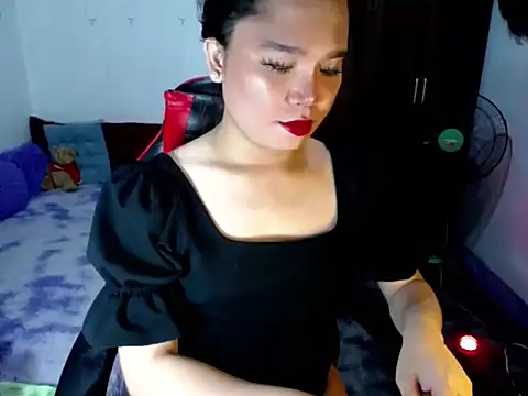 Urassiansweetcummer online show from May 12, 2026, 12:11 pm