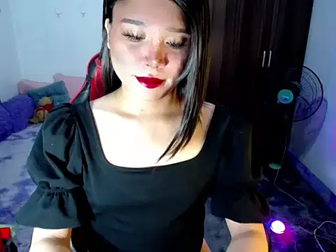 Urassiansweetcummer online show from May 22, 2026, 12:14 pm