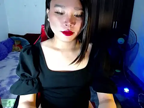 Urassiansweetcummer online show from May 11, 2026, 9:56 pm