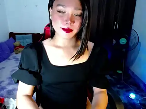 Urassiansweetcummer online show from May 16, 2026, 1:48 am