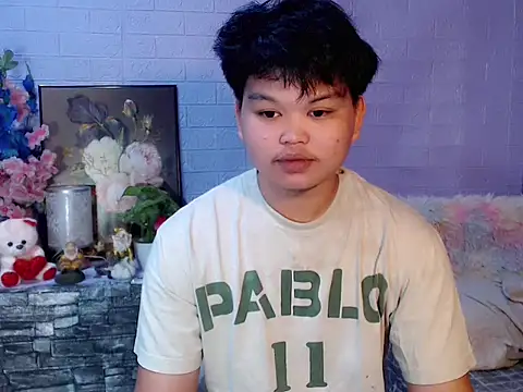 Reynelcock online show from May 11, 2026, 5:20 am