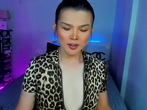 Sweetestcandyx  online show from May 11, 2026, 3:18 pm