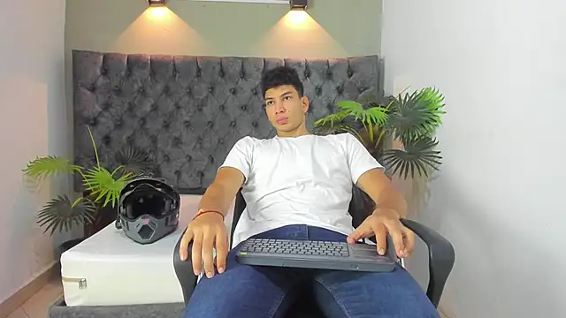 Snapshot of ALAN_REDINGER chatting on September 15, 2025, 1:00 pm ALAN REDINGER online show from September 15, 2025, 1:00 pm