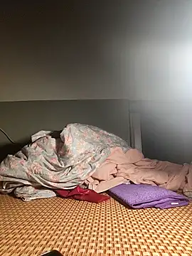 Du-Uyen online show from November 4, 2025, 8:12 pm