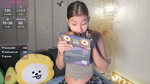 Snapshot of leaahcashh chatting on September 12, 2025, 8:30 pm leaahcashh online show from September 12, 2025, 8:30 pm