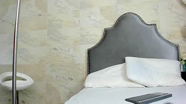 Snapshot of abigail_silver_ chatting on October 7, 2025, 1:12 pm abigail silver online show from October 7, 2025, 1:12 pm