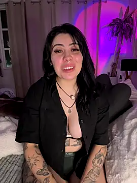 Snapshot of Draculona-666 chatting on October 15, 2025, 4:22 am Draculona-666 online show from October 15, 2025, 4:22 am