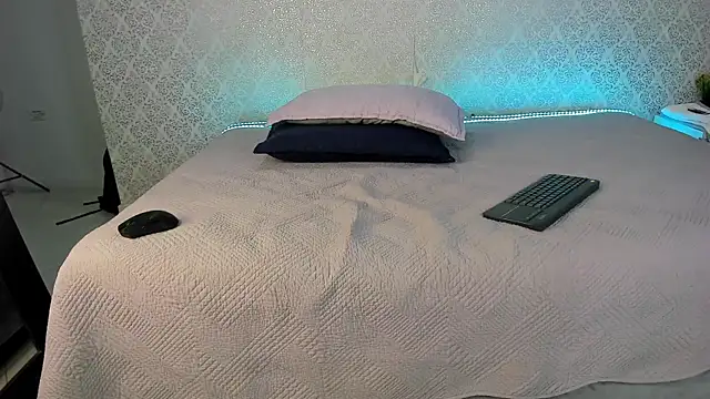 BeccaReedd online show from November 11, 2025, 11:05 am