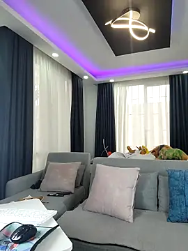 Snapshot of evasweett__ chatting on December 18, 2025, 8:23 pm evasweett online show from December 18, 2025, 8:23 pm