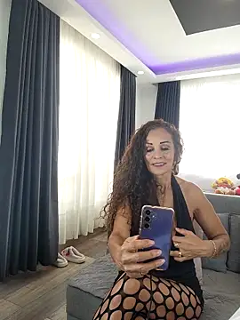 Snapshot of evasweett__ chatting on December 4, 2025, 5:34 pm evasweett online show from December 4, 2025, 5:34 pm