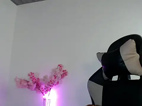 urcurlydiva online show from November 4, 2025, 6:50 am