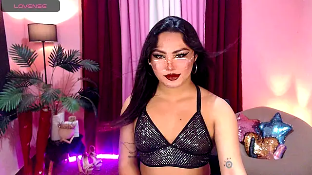 Snapshot of Unique_Maya chatting on October 17, 2025, 7:44 am Unique Maya online show from October 17, 2025, 7:44 am