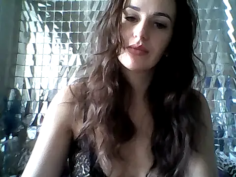 Qinini online show from October 13, 2025, 10:06 am