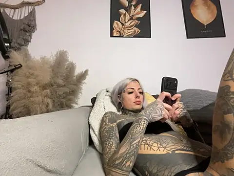 Snapshot of HotMelonskiii chatting on February 4, 2026, 4:02 pm HotMelonskiii online show from February 4, 2026, 4:02 pm