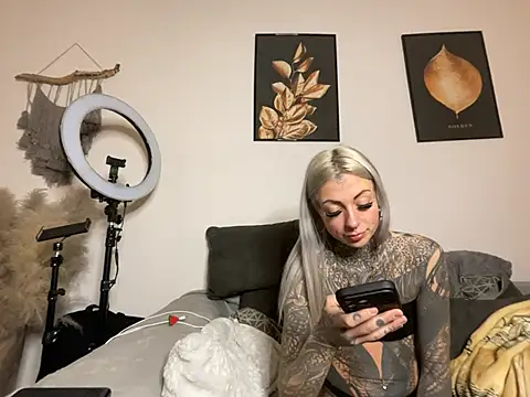 Snapshot of HotMelonskiii chatting on February 2, 2026, 3:55 pm HotMelonskiii online show from February 2, 2026, 3:55 pm