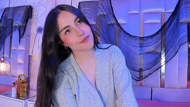 HannaCollins  online show from December 2, 2025, 1:02 pm