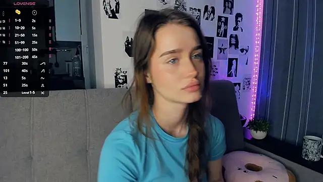 Snapshot of lovelyalivia chatting on November 2, 2025, 9:47 am lovelyalivia online show from November 2, 2025, 9:47 am