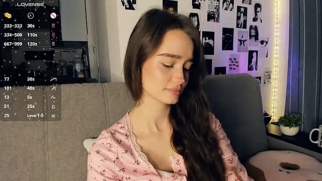 Snapshot of lovelyalivia chatting on December 16, 2025, 9:13 am lovelyalivia online show from December 16, 2025, 9:13 am