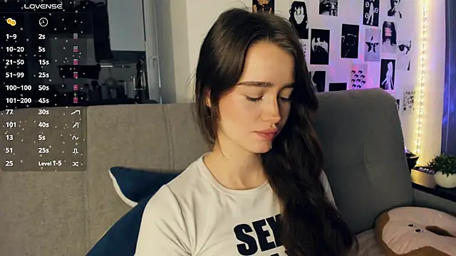 Snapshot of lovelyalivia chatting on December 17, 2025, 8:08 am lovelyalivia online show from December 17, 2025, 8:08 am