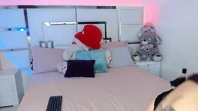 Snapshot of ElektraRous chatting on November 16, 2025, 5:17 pm ElektraRous online show from November 16, 2025, 5:17 pm