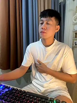 xshyboyx online show from October 29, 2025, 3:33 pm