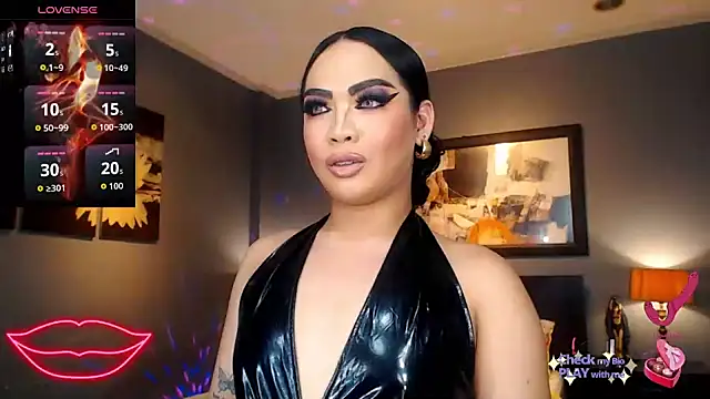 Snapshot of FridaHumphrey chatting on April 7, 2026, 6:43 pm FridaHumphrey online show from April 7, 2026, 6:43 pm