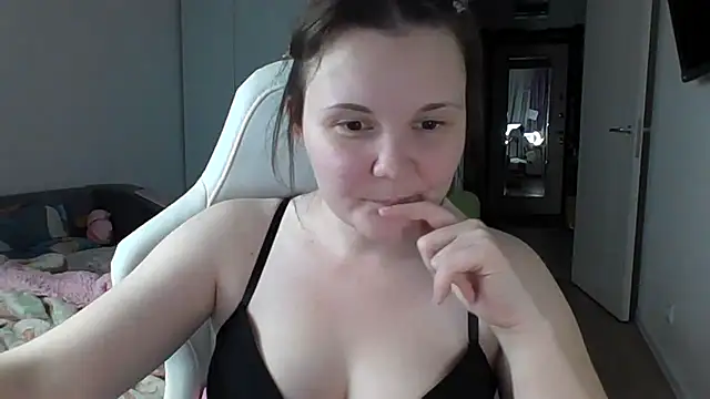 Snapshot of Qaynii chatting on November 13, 2025, 4:00 pm Qaynii online show from November 13, 2025, 4:00 pm