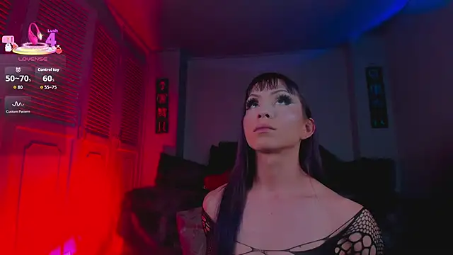 Snapshot of Draculairis chatting on April 10, 2026, 8:38 pm Draculairis online show from April 10, 2026, 8:38 pm