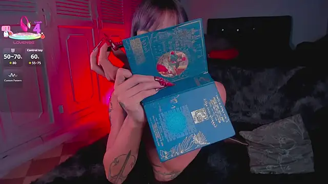 Snapshot of Draculairis chatting on April 4, 2026, 7:53 pm Draculairis online show from April 4, 2026, 7:53 pm