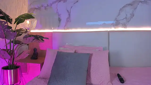 ValSmith  online show from November 8, 2025, 3:43 am