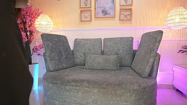 NicoleCrawft online show from November 21, 2025, 7:24 pm