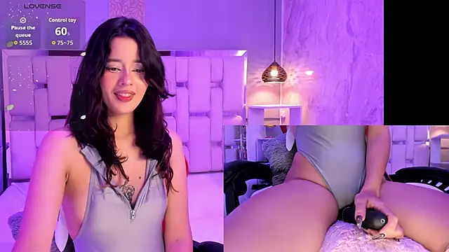 EvelynLips  online show from October 19, 2025, 4:04 am