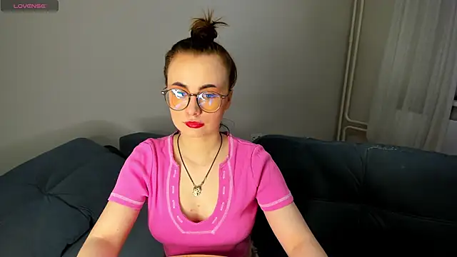 Snapshot of MewStella chatting on April 6, 2026, 11:17 pm MewStella online show from April 6, 2026, 11:17 pm