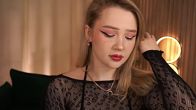 Snapshot of LauraWifeness chatting on April 5, 2026, 6:20 am LauraWifeness online show from April 5, 2026, 6:20 am