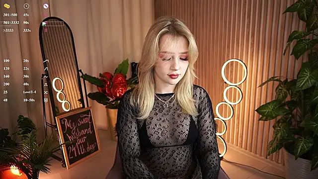 Snapshot of LauraWifeness chatting on February 18, 2026, 6:33 am LauraWifeness online show from February 18, 2026, 6:33 am