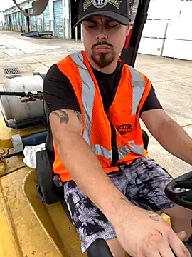 Snapshot of PuttieIn chatting on September 18, 2025, 5:27 pm PuttieIn online show from September 18, 2025, 5:27 pm