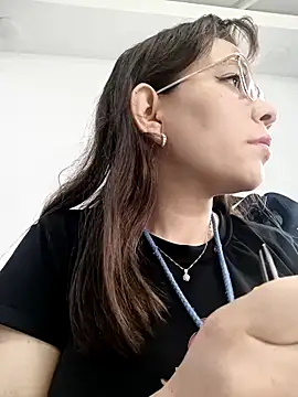 Snapshot of Isabella5_Brown_ chatting on October 3, 2025, 5:03 pm Isabella5 Brown  online show from October 3, 2025, 5:03 pm