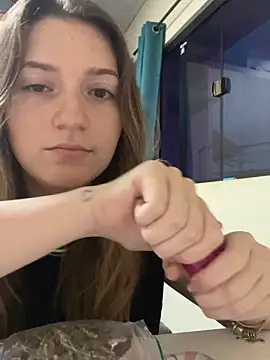 Snapshot of SafadaJS chatting on December 14, 2025, 8:31 am SafadaJS online show from December 14, 2025, 8:31 am