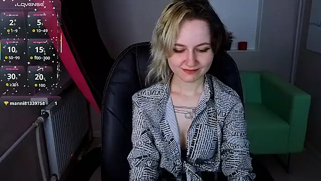 Snapshot of girl_next_doorr chatting on October 25, 2025, 1:12 pm girl next doorr online show from October 25, 2025, 1:12 pm