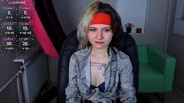 Snapshot of girl_next_doorr chatting on October 24, 2025, 12:59 pm girl next doorr online show from October 24, 2025, 12:59 pm