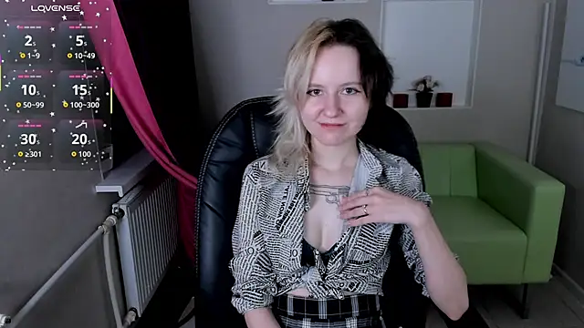 Snapshot of girl_next_doorr chatting on October 23, 2025, 1:21 pm girl next doorr online show from October 23, 2025, 1:21 pm