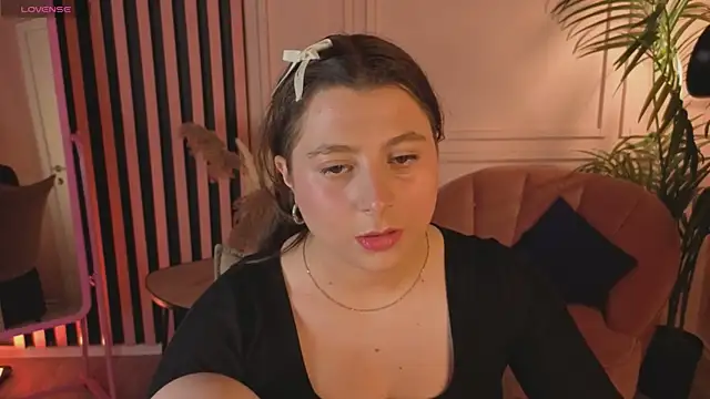 Queen Michelle  online show from November 24, 2025, 9:04 pm